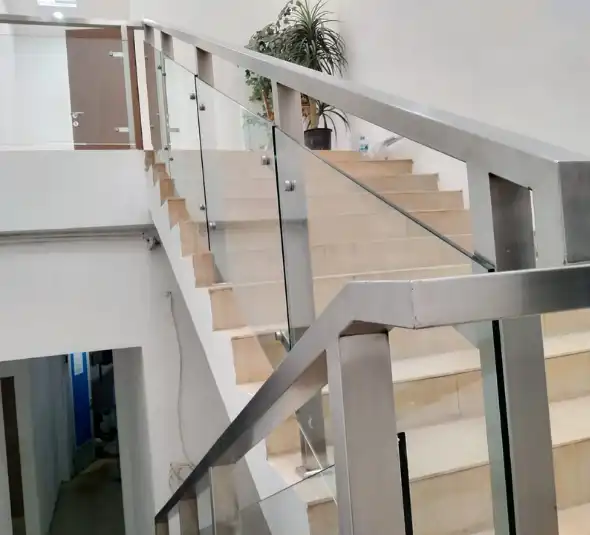 Railing Tangga Kaca